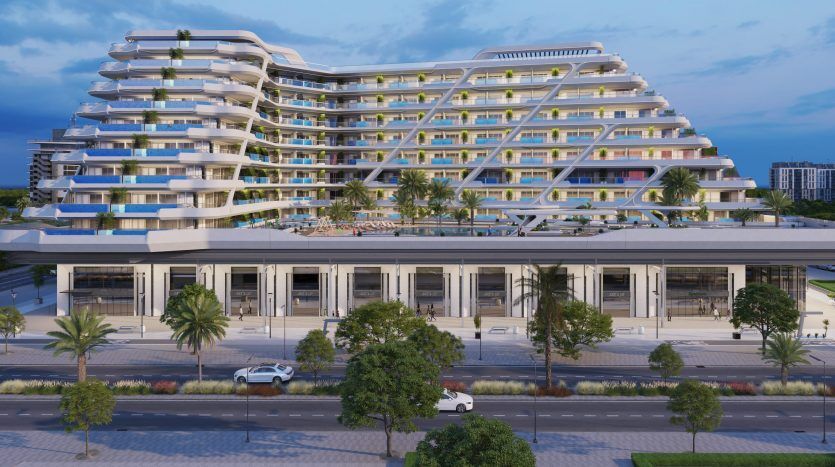 Un immeuble résidentiel de luxe moderne à plusieurs niveaux avec des jardins en balcon animés donnant sur une rue animée, comprenant une zone commerciale au rez-de-chaussée éclairée au crépuscule du soir, idéale pour les immobiles de Dubaï.