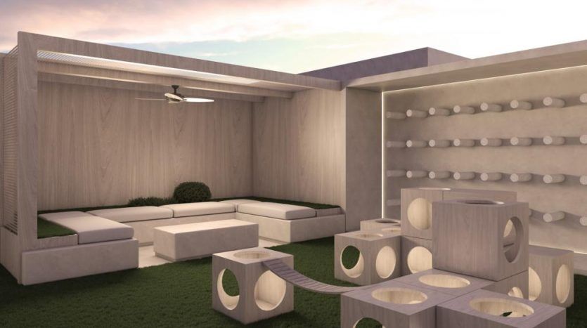 Coin salon extérieur moderne avec des murs architecturaux en bois, des sièges blancs circulaires uniques et des coussins moelleux sur l'herbe verte. Un éclairage doux et ambiant crée une atmosphère sereine dans cette villa digne d'un investissement à Dubaï.