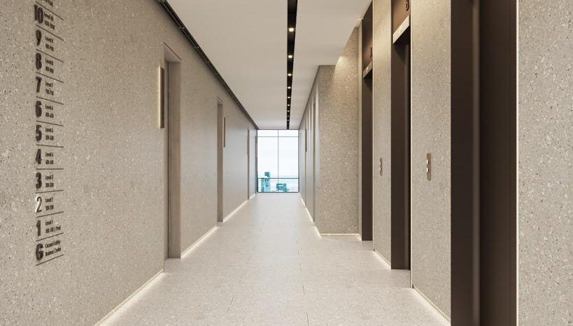 Un couloir moderne et bien éclairé dans une villa de Dubaï avec plusieurs portes d'ascenseur de chaque côté, présentant un design élégant et une extrémité qui s'ouvre sur une fenêtre lumineuse.