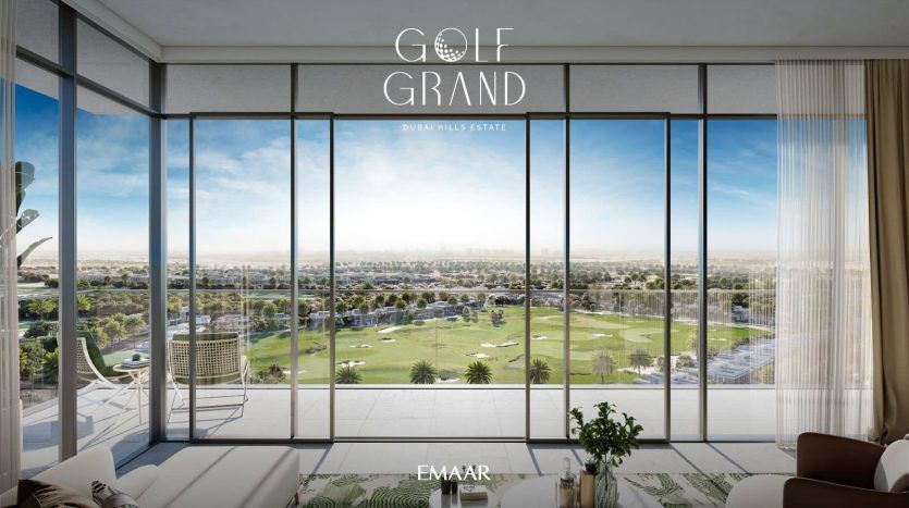 Salon spacieux avec baies vitrées offrant une vue panoramique sur un parcours de golf luxuriant sous un ciel dégagé, avec le texte "investissement dubai hills Estate" en haut.
