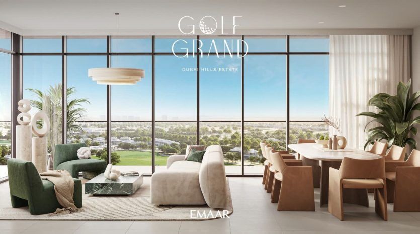 Salon luxueux avec de grandes fenêtres donnant sur un parcours de golf, doté d'un mobilier moderne, d'un coin repas et de plantes d'intérieur luxuriantes. Le texte "villa Dubai grand dubr hills Estate emaar" s'affiche
