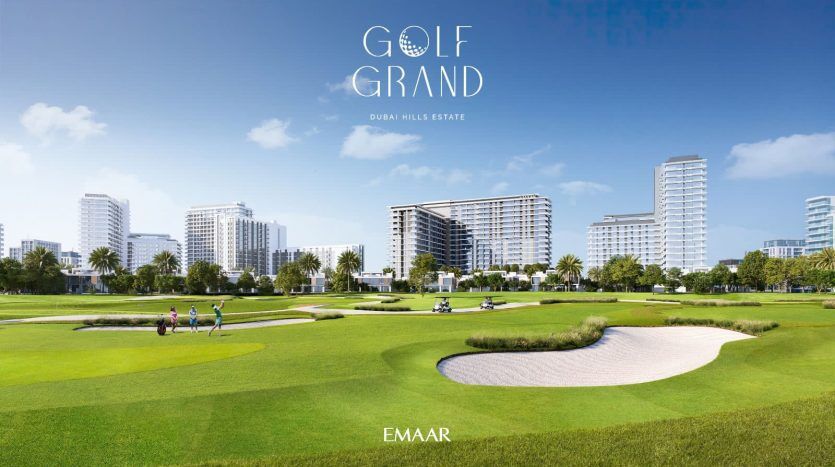 Grand domaine de golf luxuriant à Dubaï, avec greens bien entretenus et bunkers de sable avec golfeurs et voiturettes en jeu. Des immeubles modernes de grande hauteur entourent le parcours sous un ciel bleu clair. Idéal pour ceux