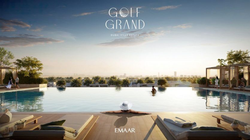 Piscine luxueuse sur le toit donnant sur un parcours de golf au crépuscule, avec des gens se prélassant et nageant, et les toits de la ville en arrière-plan. "golf grand, Dubai Hills Estate" et "Emaar