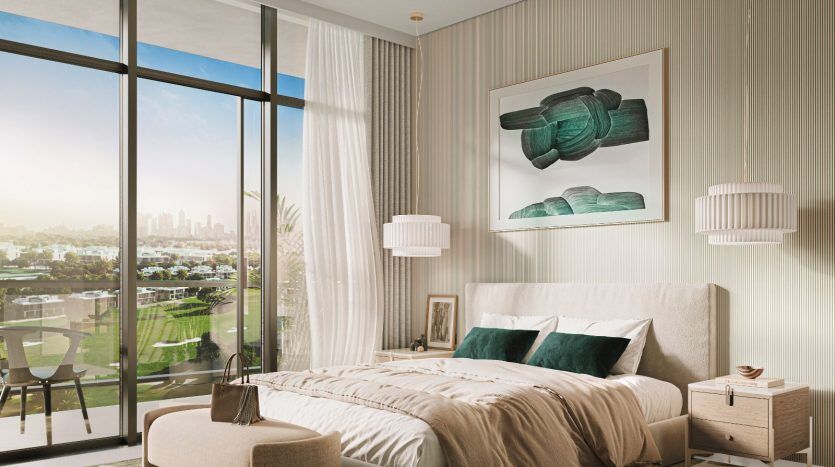 Chambre luxueuse dans un appartement à Dubaï, comprenant un grand lit, des oreillers vert forêt et des œuvres d'art, donnant sur un parcours de golf à travers des baies vitrées. Un décor élégant et un éclairage tamisé créent un