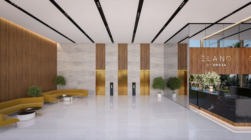 Hall d'entrée moderne dans une villa de Dubaï au design élégant avec des murs en bois et en marbre, trois ascenseurs, des coins salons élégants avec des canapés jaunes et deux plantes d'intérieur.