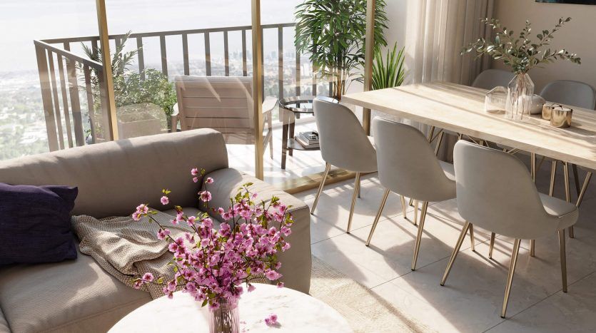Un salon lumineux et moderne dans une villa de Dubaï avec de grandes fenêtres, un canapé, une table en marbre à fleurs roses et un coin repas avec une table en bois, menant à un balcon donnant sur une