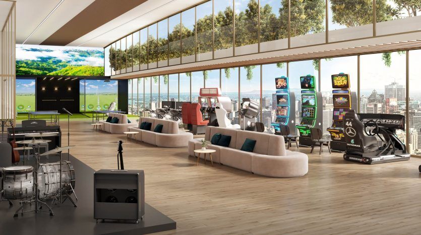 Une salle de divertissement spacieuse et moderne avec de grandes fenêtres donnant sur un paysage urbain de Dubaï, comprenant des jeux d'arcade, une batterie, des équipements d'exercice et des coins salons luxueux.