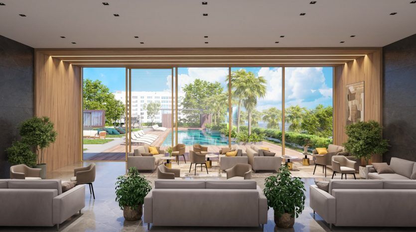 Un hall d'entrée luxueux avec des canapés et des chaises modernes de couleur crème, de grandes plantes en pot et une vue sur une piscine extérieure entourée de palmiers à travers des baies vitrées, mettant en valeur l'opulence typique de