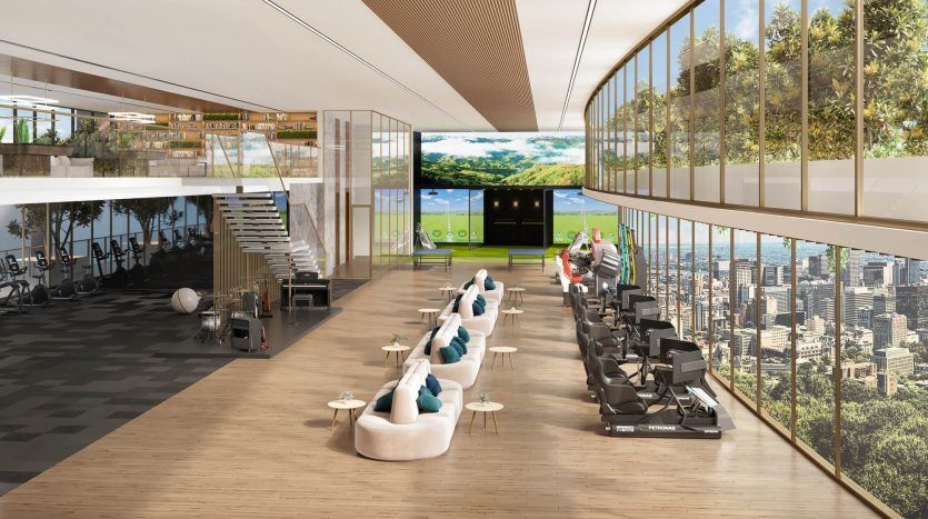 Intérieur de salle de sport moderne avec baies vitrées offrant une vue sur le paysage urbain de Dubaï. Comprend des rangées d'appareils de musculation, des chaises longues et une terrasse verdoyante visible à l'arrière-plan.