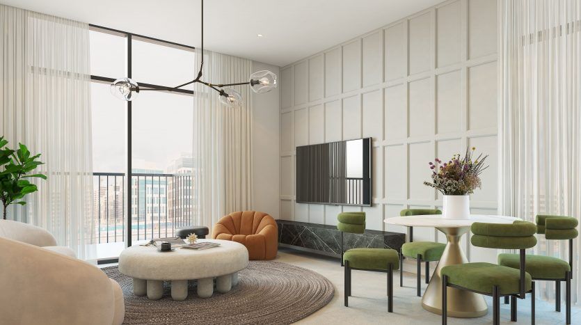 Salon moderne dans une villa de Dubaï avec de grandes fenêtres, une décoration minimaliste, un canapé beige, des chaises vertes, un tapis rond et des plantes en pot, créant un espace lumineux et aéré.