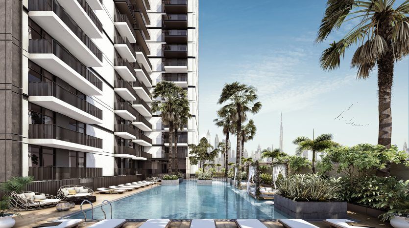 Un immeuble d'appartements moderne à Dubaï avec balcons, entouré de palmiers et d'une grande piscine avec chaises longues, reflétant un style de vie luxueux et serein.