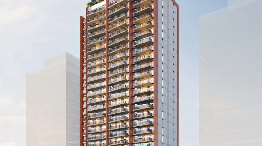 Un immeuble moderne de grande hauteur doté de vastes façades et balcons en verre, surmonté de verdure, sur un ciel dégagé et entouré d'un aménagement paysager luxuriant à Dubaï.