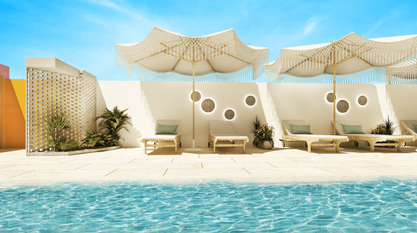 Bord de piscine luxueux avec chaises longues blanches modernes sous d'élégantes verrières, entouré de murs blancs et de découpes décoratives, de plantes en pot et d'un ciel bleu clair dans un appartement à Dubaï.