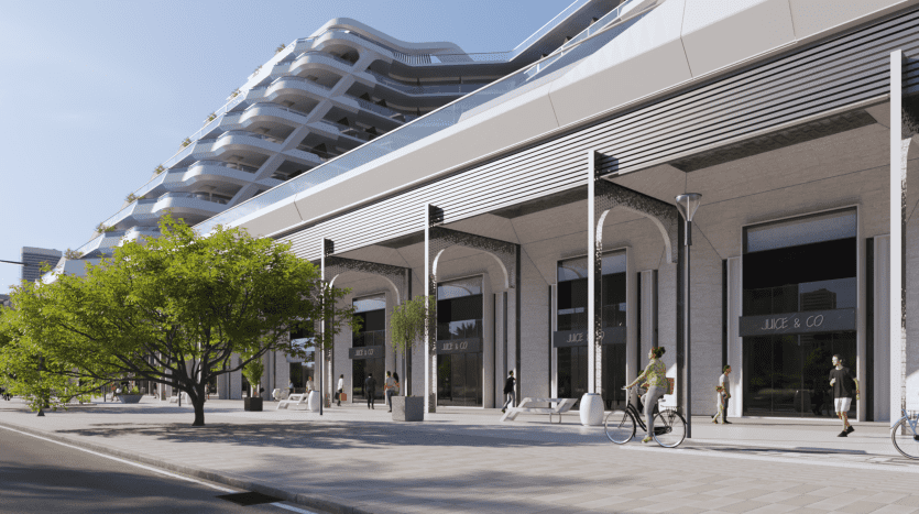 Une rue moderne de Dubaï avec des gens marchant et faisant du vélo devant une villa élégante avec de grandes arches et des terrasses en couches remplies de verdure.