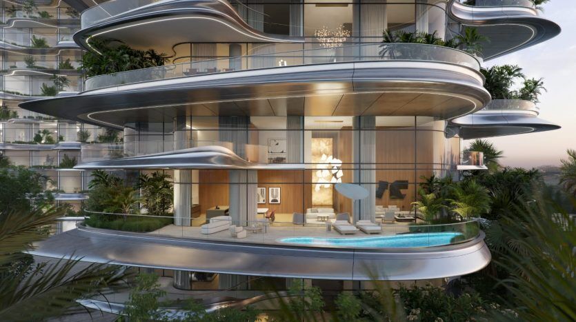 Une villa futuriste de grande hauteur à Dubaï avec des balcons curvilignes, une verdure luxuriante et un intérieur éclairé visible à travers de grandes fenêtres. Chaque niveau dispose d'une piscine privée donnant sur un paysage urbain.