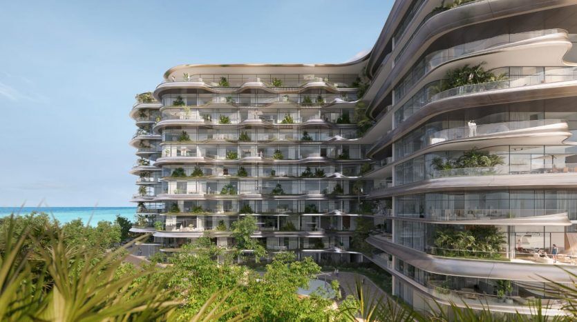 Villa moderne à plusieurs étages à Dubaï avec un design curviligne, dotée de vastes balcons avec une verdure luxuriante, située au bord d'une mer tranquille, entourée d'un feuillage tropical.
