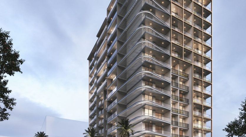 Un immeuble moderne de grande hauteur au crépuscule à Dubaï, doté de balcons éclairés, d'une élégante façade en verre et de palmiers à l'avant. Une pancarte bien en vue indique "M Marquis.