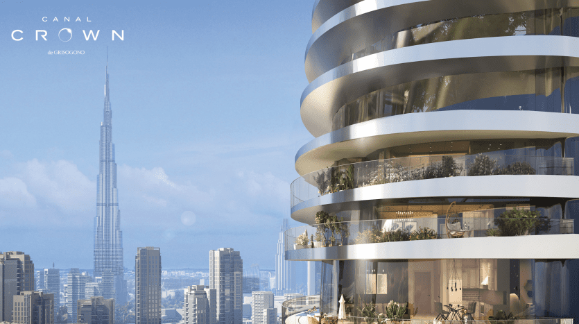 Immeuble d'appartements futuriste à Dubaï avec balcons incurvés donnant sur un paysage urbain avec un gratte-ciel important en arrière-plan. Ciel bleu clair et texte « Canal Crown » en haut.