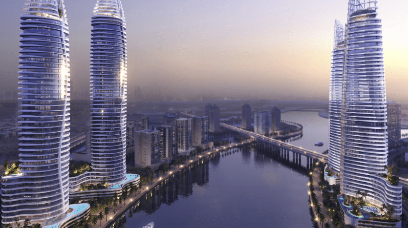 Un horizon urbain futuriste au crépuscule avec trois grands gratte-ciel curvilignes avec des fenêtres éclairées au bord d'une rivière calme, entourés d'une verdure luxuriante et d'autres bâtiments modernes à Dubaï.
