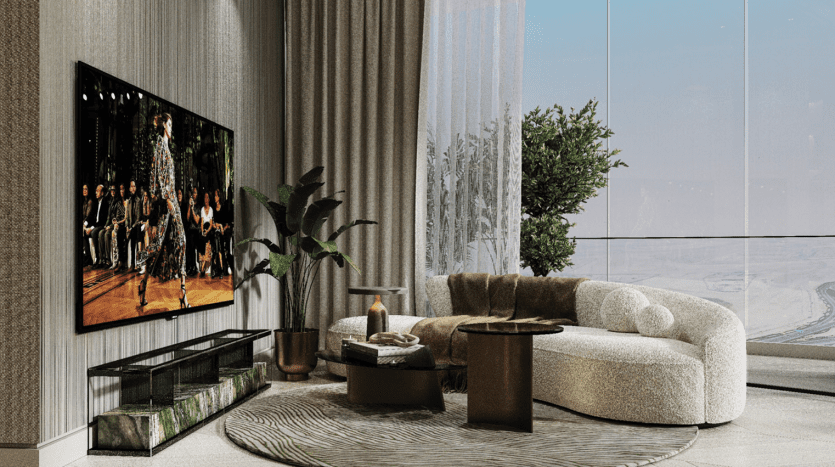 Salon moderne dans un appartement de Dubaï comprenant un canapé incurvé moelleux, une table basse en marbre et une grande télévision diffusant un défilé de mode. La pièce est aménagée avec des plantes et des rideaux jusqu'au sol, offrant un océan