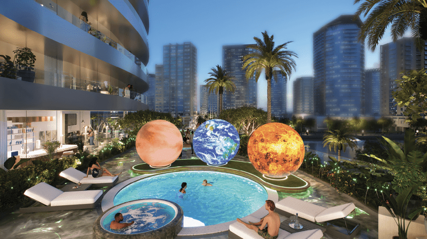 Une scène animée de piscine sur le toit de la ville la nuit à Dubaï avec des gens qui se détendent. La zone est luxuriante de plantes et éclairée par de grands orbes lumineux ressemblant à des planètes, sur fond de grands bâtiments.