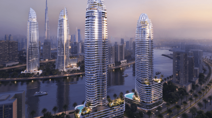 Un paysage urbain futuriste au crépuscule, composé de trois gratte-ciel illuminés en forme de spirale et de terrasses vertes surplombant une rivière sereine. Un contexte urbain animé à Dubaï est visible sous un ciel brumeux.