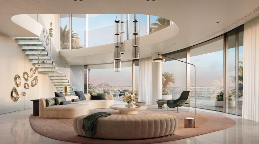 Intérieur de salon luxueux dans une villa de Dubaï avec un grand escalier, des sièges luxueux, une décoration moderne et de grandes fenêtres révélant une vue panoramique sur la ville.