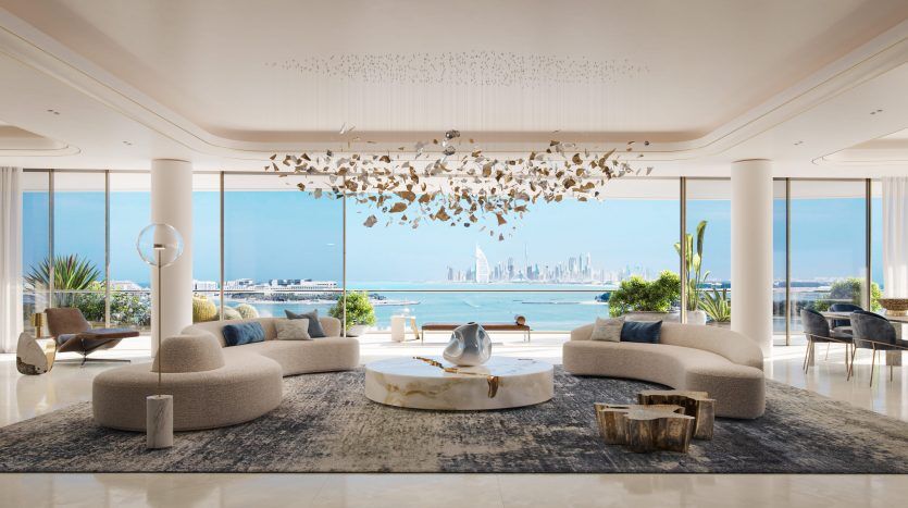 Salon luxueux dans un appartement de Dubaï au décor moderne, comprenant deux canapés moelleux, une table centrale artistique et une vue panoramique sur les toits animés de la ville au-dessus de l'eau.