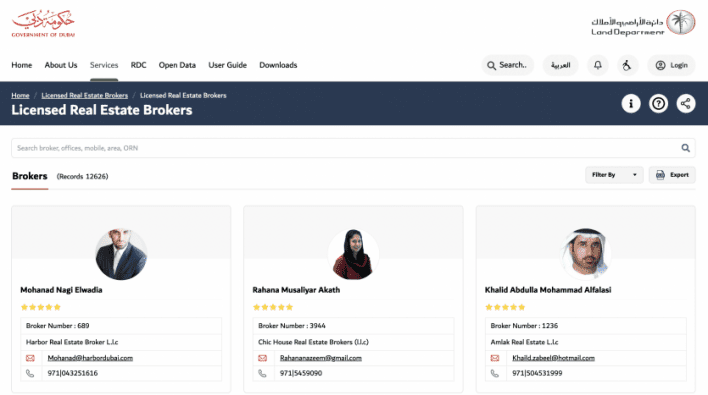 Capture d'écran du site Web d'un répertoire de courtiers immobiliers agréés par le gouvernement répertoriant trois courtiers spécialisés dans les propriétés de villas et d'appartements à Dubaï, avec leurs photos, noms, numéros de téléphone et numéros de courtier. Comprend