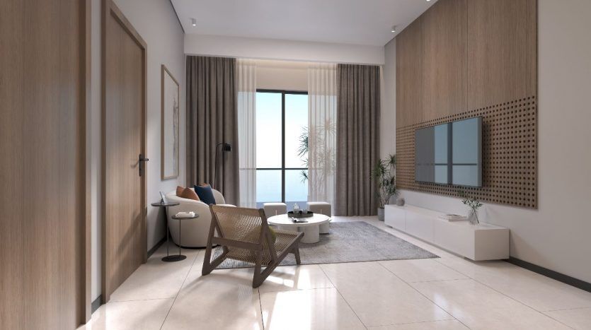 Un salon minimaliste dans un appartement de Dubaï aux tons neutres comprend un fauteuil en rotin, un canapé blanc et une console multimédia élégante. De grandes portes vitrées ouvrent sur un balcon avec vue, complètent