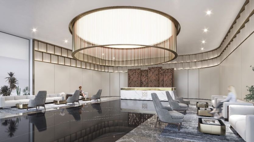 Hall de bureau moderne à Dubaï au design élégant, doté d'un grand lustre circulaire, de bancs incurvés, de fauteuils blancs, d'accents en marbre et d'un sol réfléchissant. On voit deux personnes assises