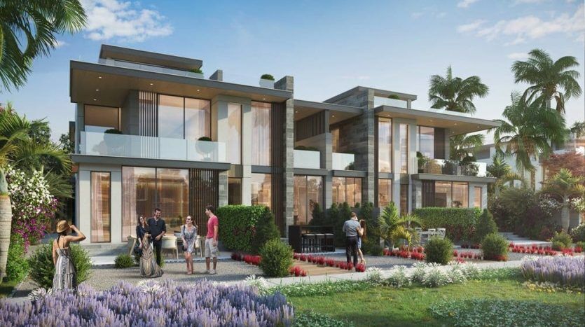Una moderna villa de lujo en Dubai con grandes ventanales y paneles de madera, rodeada de exuberantes jardines y palmeras. La gente disfruta de diversas actividades en el patio bajo un cielo azul despejado.
