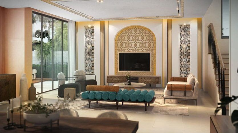 Lujosa villa en Dubai con un estilo de diseño árabe con ornamentados motivos de arcos dorados, un sofá azul cerceta y elegantes muebles, con vistas a las palmeras del exterior a través de grandes puertas de cristal.