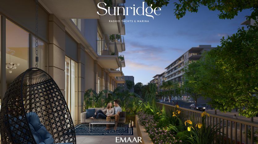 Un couple se détend sur un canapé de balcon au crépuscule, avec vue sur des immeubles d’habitation. La scène comprend des plantes vertes, des lumières décoratives et le logo « Sunride Rashid Yachts & Marina by