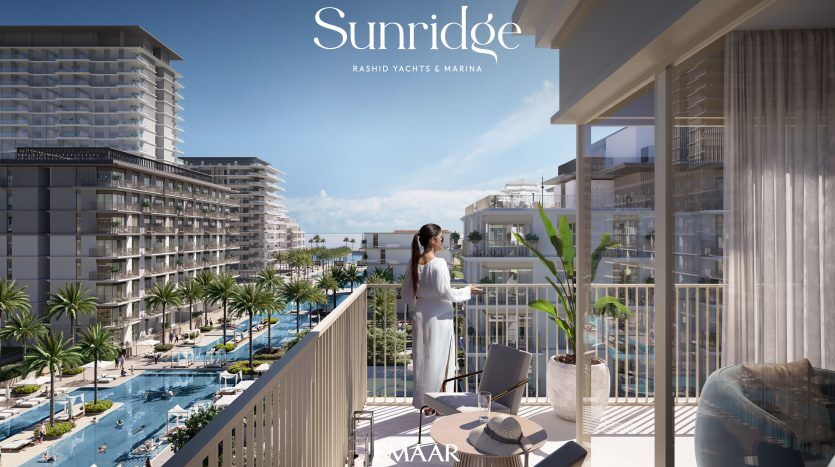 Une femme en robe blanche se tient sur un balcon donnant sur une luxueuse marina avec des yachts, entourée de bâtiments et de piscines modernes, sous un ciel bleu clair. Le texte "Sunridge - Rashid