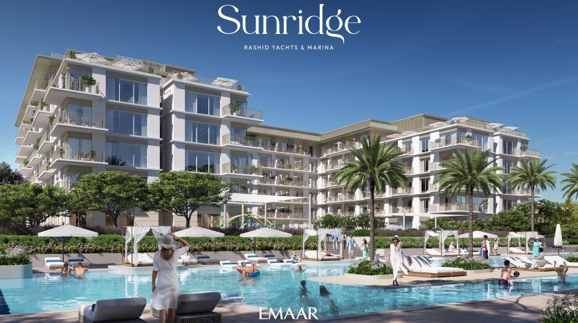 Rendu numérique d'une luxueuse villa résidentielle en bord de mer à Dubaï nommée « Sunridge » comprenant des bâtiments blancs modernes avec des balcons, une grande piscine, des chaises longues, des palmiers et une personne faisant un geste vers la scène.