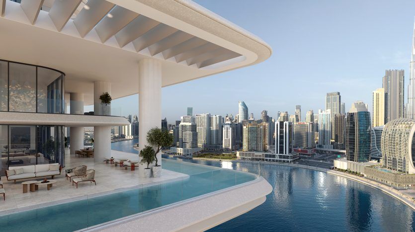 Luxueux balcon de villa avec piscine à débordement surplombant l'horizon moderne de Dubaï avec des gratte-ciel et des monuments architecturaux sous un ciel bleu clair.