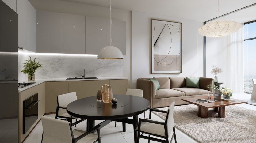 Intérieur moderne de cuisine et de salon avec une table à manger ronde, un canapé beige, des armoires blanches et d'élégantes suspensions dans un appartement de Dubaï. Tons neutres avec décoration murale artistique et grandes fenêtres.