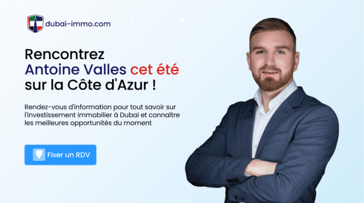 Un homme professionnel en costume debout en toute confiance à côté d'un texte français faisant la promotion de l'investissement immobilier par le biais d'une agence immobilière de Dubaï sur une bannière de site Web sur fond bleu.