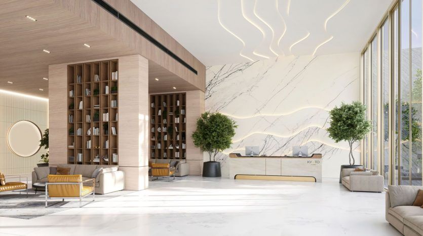 Lobby d'hôtel moderne avec de hauts plafonds, de grandes fenêtres, des murs en marbre et un mobilier élégant. Comprend un bureau de réception, des coins salons, des étagères et des plantes décoratives. Design intérieur lumineux et élégant rappelant