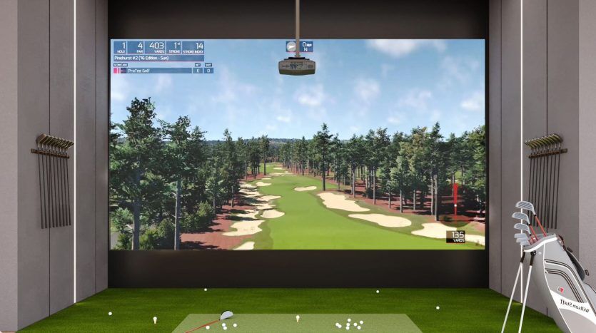Une salle de simulation de golf dans une luxueuse villa de Dubaï, avec une grande projection d'un parcours de golf sur le mur, entouré de murs gris avec des cordes de chaque côté. Le sol est recouvert de gazon artificiel et