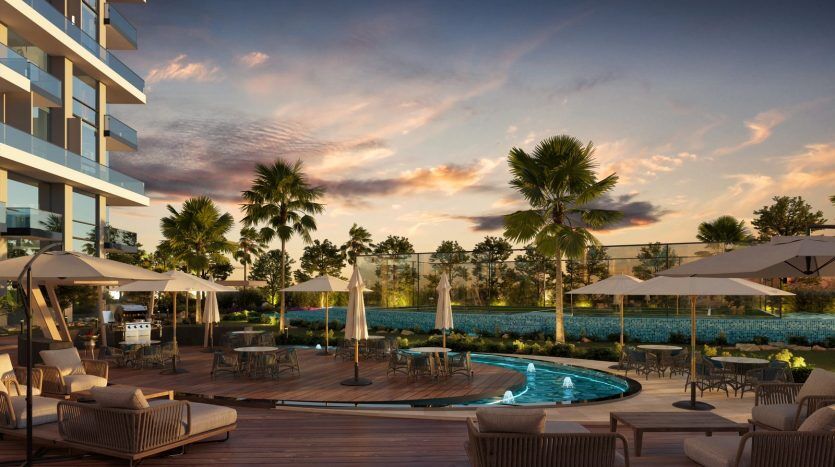 Espace piscine de luxe au coucher du soleil avec mobilier d'extérieur élégant, parasols et palmiers, avec une villa moderne à Dubaï en arrière-plan.
