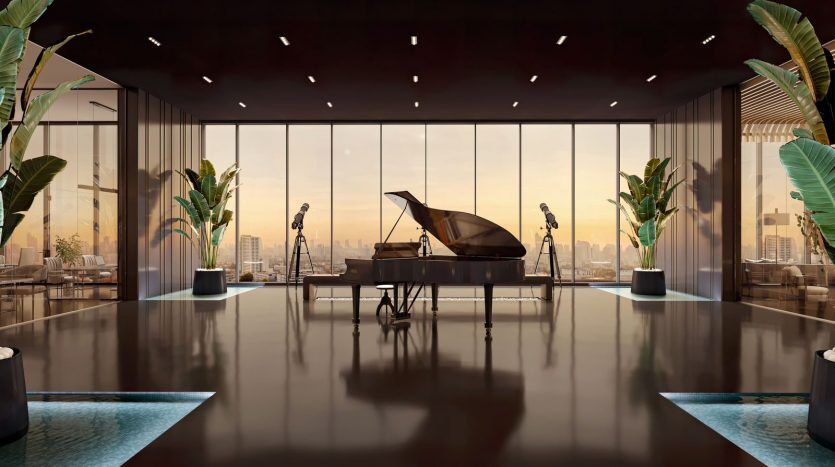 Cadre intérieur luxueux comprenant un piano à queue sur une plate-forme entourée d'eau, avec des plantes tropicales et de grandes fenêtres donnant sur le paysage urbain de Dubaï au coucher du soleil.