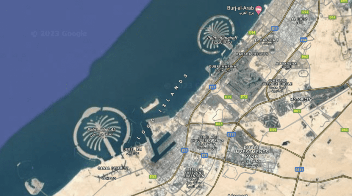Image satellite du littoral de Dubaï montrant des monuments emblématiques tels que le Burj Al Arab et Palm Jumeirah, avec des étiquettes détaillées et des superpositions de rues, mettant en évidence des projets de villas importants.