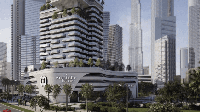 Paysage urbain moderne avec une villa futuriste à Dubaï dotée de terrasses superposées et d'une verdure luxuriante, entourée de gratte-ciel imposants et d'une rue verdoyante bordée d'arbres. Une voiture rouge est visible sur le