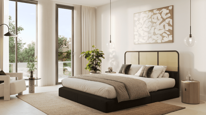 Chambre moderne dans une villa de Dubaï avec un grand lit, des œuvres d'art murales abstraites, des baies vitrées et des plantes d'intérieur, offrant un espace de couchage serein et élégant.