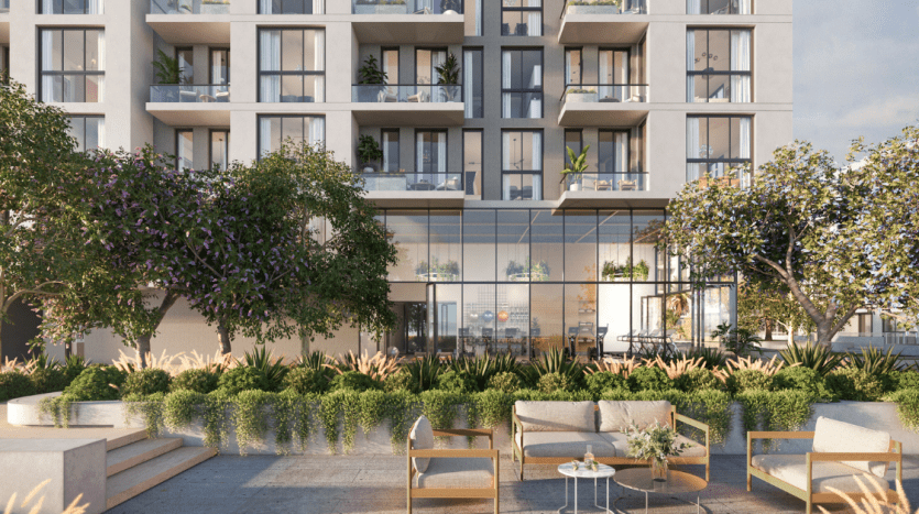 Villa moderne à Dubaï avec balcons, entourée d'une verdure luxuriante et de coins salons extérieurs dans un cadre serein.