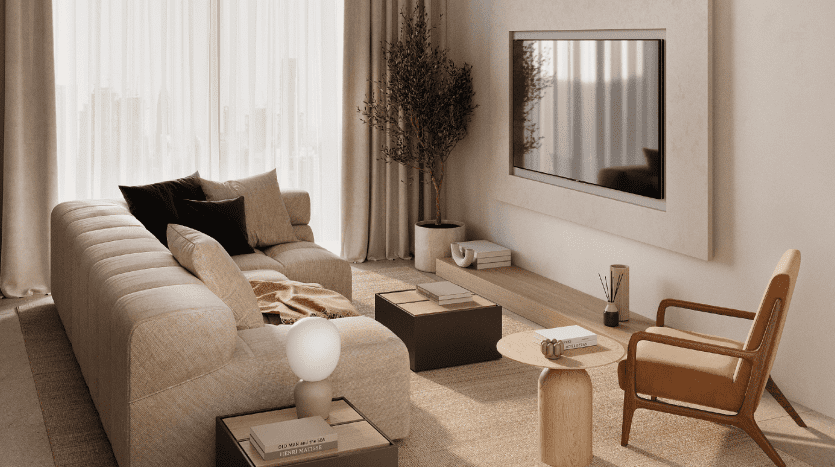 Un salon moderne et minimaliste dans un appartement à Dubaï, comprenant un canapé beige, un fauteuil en bois et un lampadaire à côté d'une grande fenêtre avec des rideaux transparents. Une douce lumière naturelle illumine le neutre