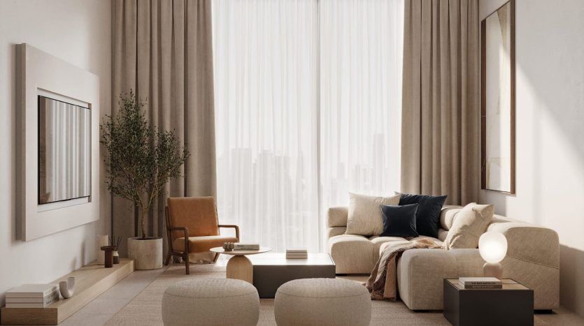 Un salon moderne idéal pour l'immobilier à Dubaï, avec des tons neutres avec un canapé beige, des poufs, une chaise en bois, de grands rideaux et une vue sur la ville à travers la fenêtre. La décoration comprend