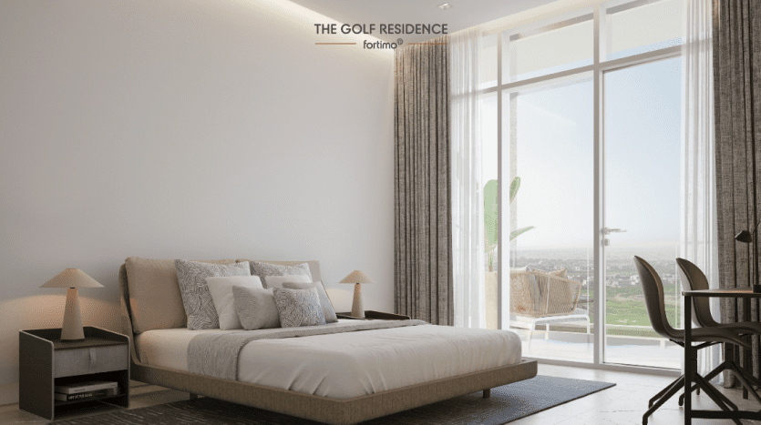 Chambre moderne avec un lit double recouvert d'une literie de couleur claire, deux tables d'appoint avec lampes et un bureau près de grandes fenêtres donnant sur un paysage verdoyant. Texte "Villa Dubai" sur le
